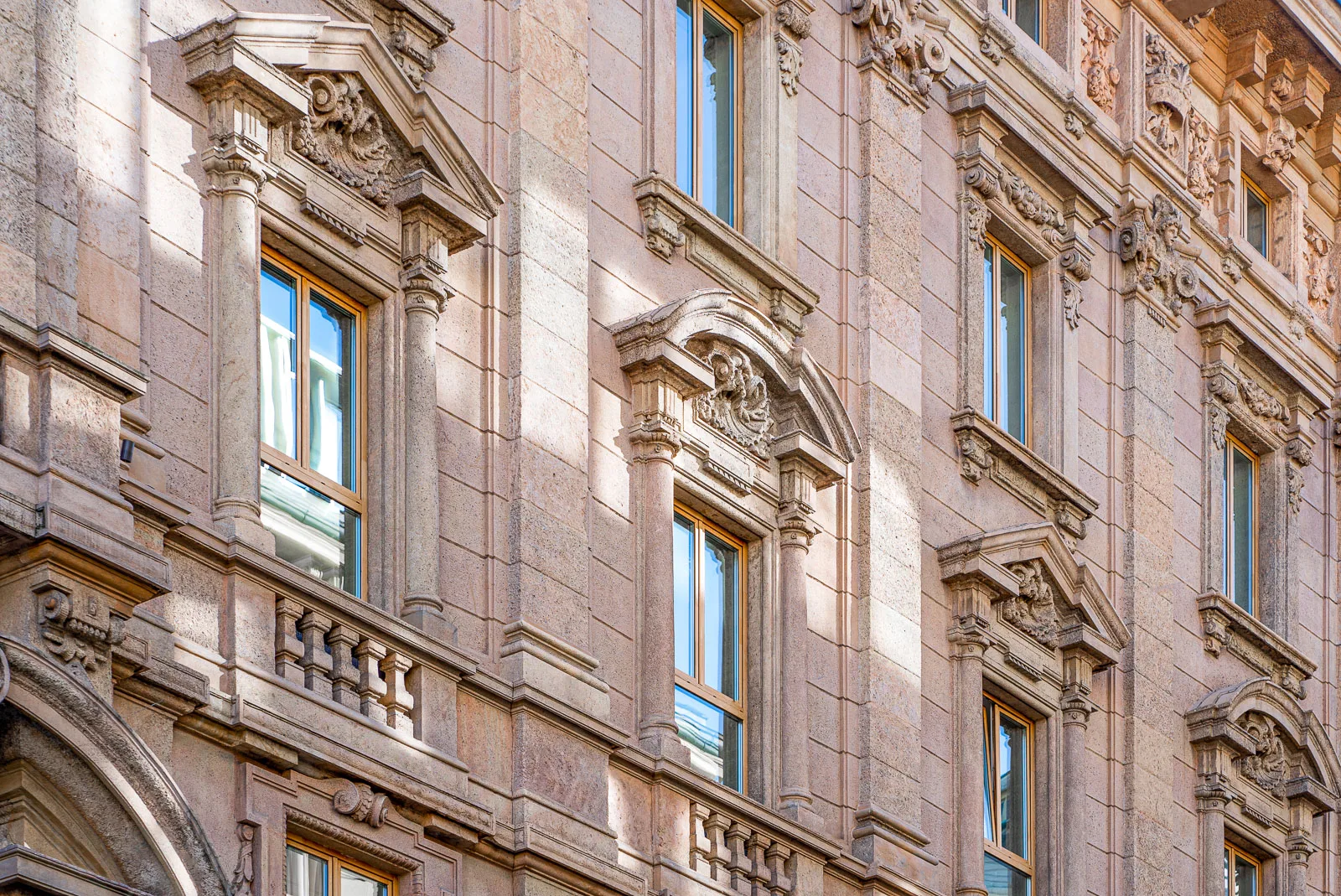 Piazza Cordusio 1, Milano. Foto di Ugo De Berti, UDB studio, https://www.udb.it/